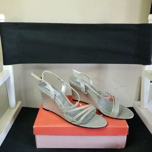 TOUCH UPS Womens Paige Heel Sandal Silver Size 10.5